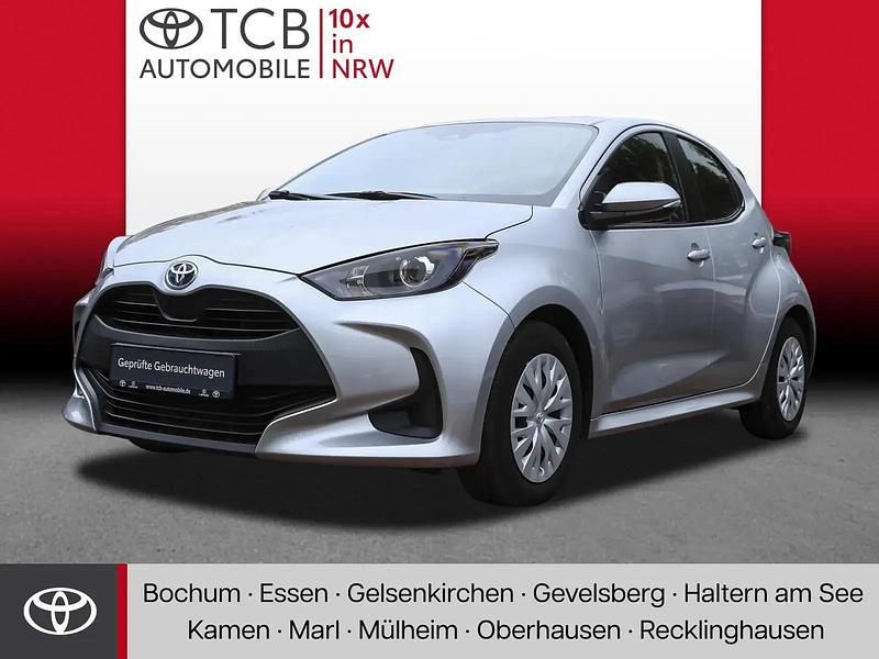 Shimmering silver metallic Gebraucht 2023 Toyota Yaris Hybrid Business Edition Limousine | 17.489 € (Fairer Preis) - Bild 1/4