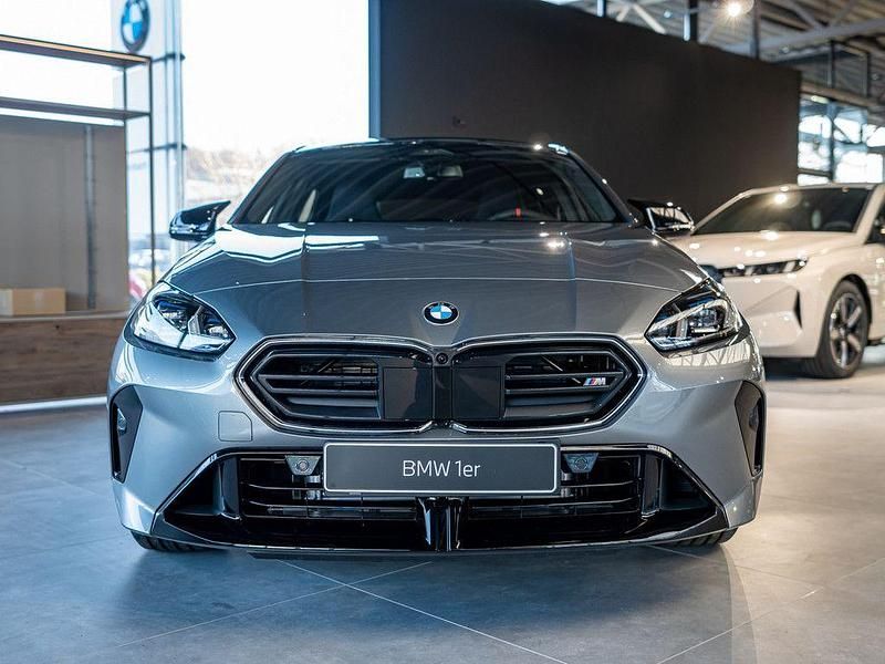 Nowe BMW M135 Performance 300 KM (220 kW) 2026 Szary Hatchback