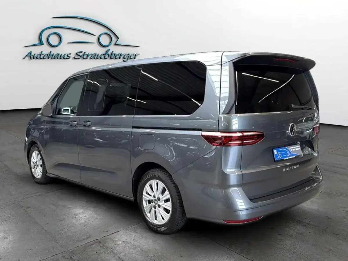 Gebraucht VW Multivan Life 150 PS (110 kW) 2023 Grau Van / Kleinbus