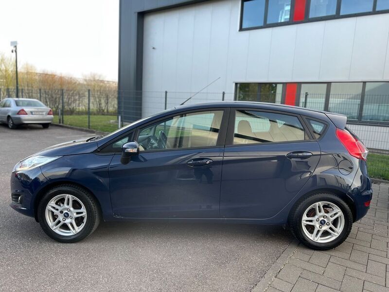 Gebraucht Ford Fiesta Celebration 101 PS (74 kW) 2016 Blazerblau Kleinwagen