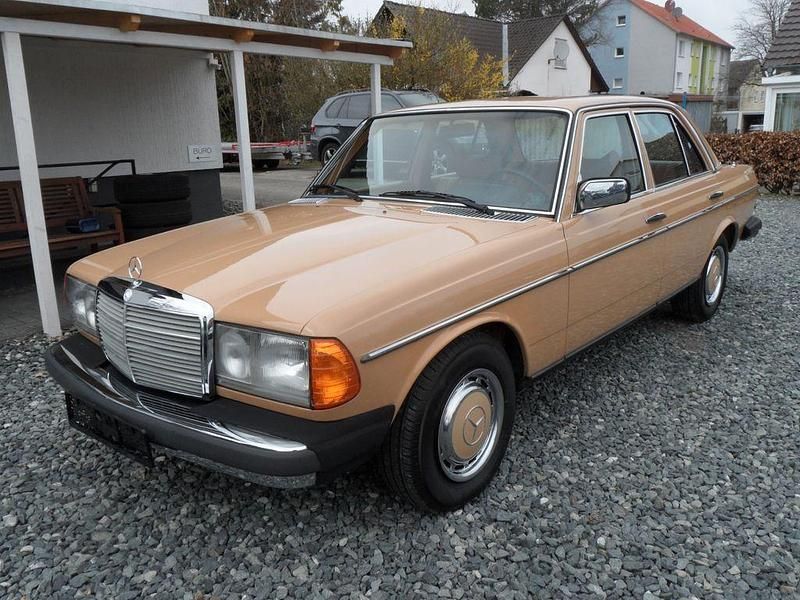 Gebraucht Mercedes E280 145 PS (106 kW) 1977 Beige Limousine