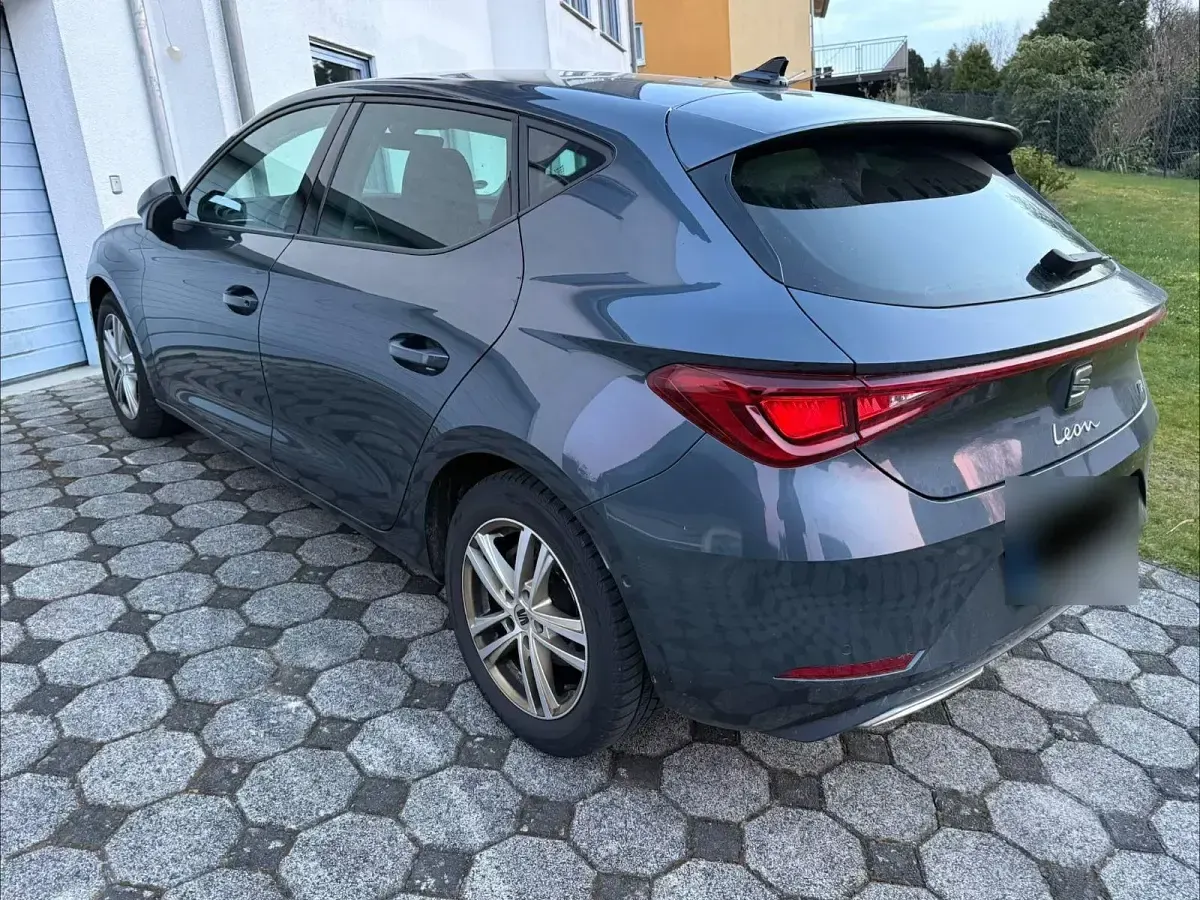 Używany Seat Leon FR 150 KM (110 kW) 2023 Szary Sedan/Limuzyna