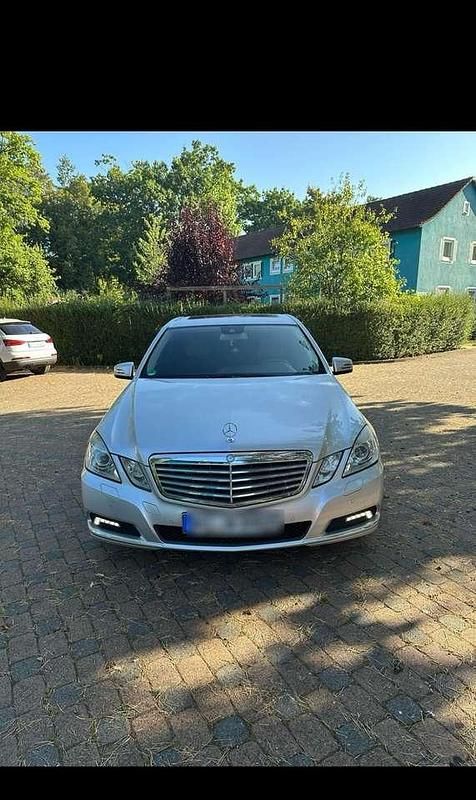 Grau Gebraucht 2010 Mercedes E350 Elegance Limousine | 11.000 € (Etwas zu teuer) - Bild 1/4