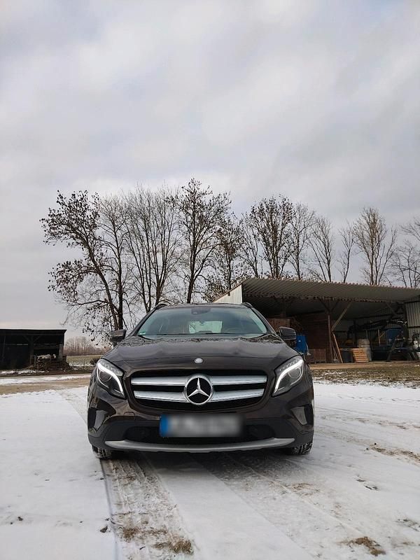 Braun Gebraucht 2014 Mercedes GLA200 SUV | 14.150 € (Fairer Preis) - Bild 1/4