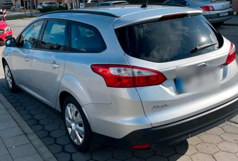 Gebraucht Ford Focus 100 PS (73 kW) 2013 Grau Kombi