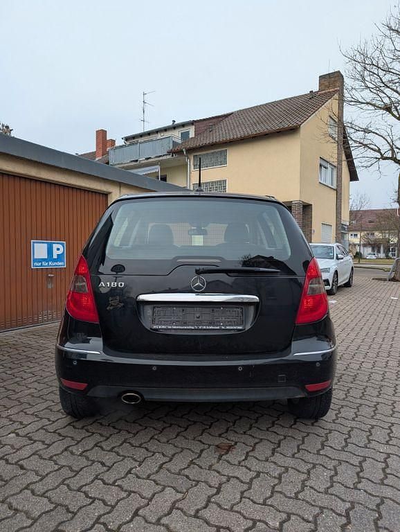 Gebraucht Mercedes A180 116 PS (85 kW) 2011 Schwarz Van / Kleinbus