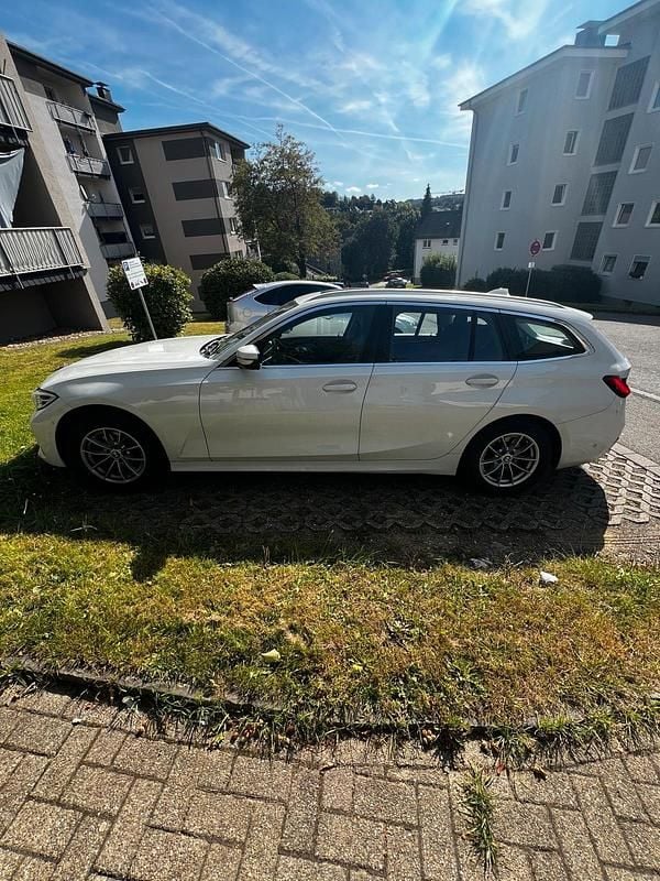 Weiß Gebraucht 2021 BMW 320 Efficient Dynamics Kombi | 24.000 € (Guter Preis) - Bild 1/4