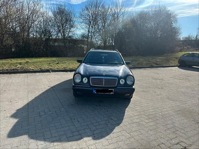Gebraucht Mercedes E280 204 PS (150 kW) 1999 Violet Kombi