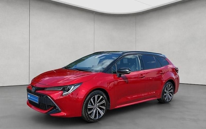 Karminarot metallic, dach schwarz Gebraucht 2022 Toyota Corolla Team Kombi | 23.450 € (Fairer Preis) - Bild 1/4