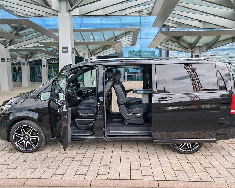 Schwarz Gebraucht 2020 Mercedes V300 AMG line Van / Kleinbus | 59.999 € (Teuer) - Bild 1/4