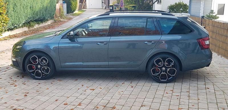 Grau Gebraucht 2019 Skoda Octavia RS Kombi | 22.999 € (Teuer) - Bild 1/4
