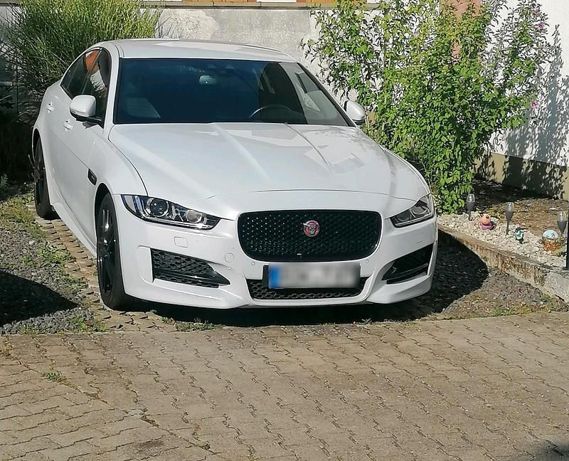 Weiß Gebraucht 2018 Jaguar XE R-Sport Limousine | 18.900 € (Etwas zu teuer) - Bild 1/4