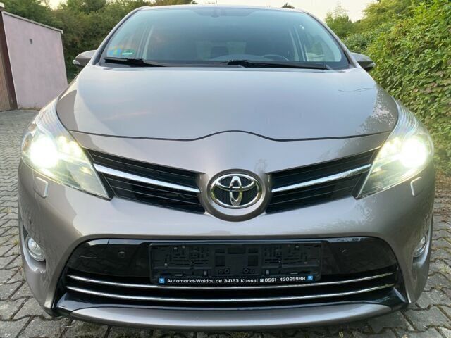 Gebraucht Toyota Verso Executive 150 PS (110 kW) 2014 Andere farbe metallic Van / Kleinbus