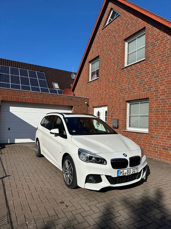 Weiß Gebraucht 2017 BMW 220 Gran Tourer M Sport Van / Kleinbus | 21.790 € (Fairer Preis) - Bild 1/4
