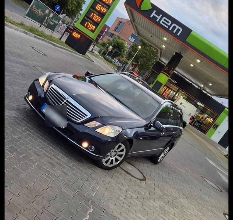 Gebraucht Mercedes E220 177 PS (130 kW) 2011 Blau Kombi