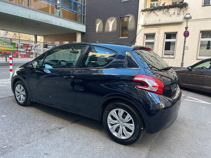 Gebraucht Peugeot 208 Access 68 PS (50 kW) 2015 Blau Kleinwagen