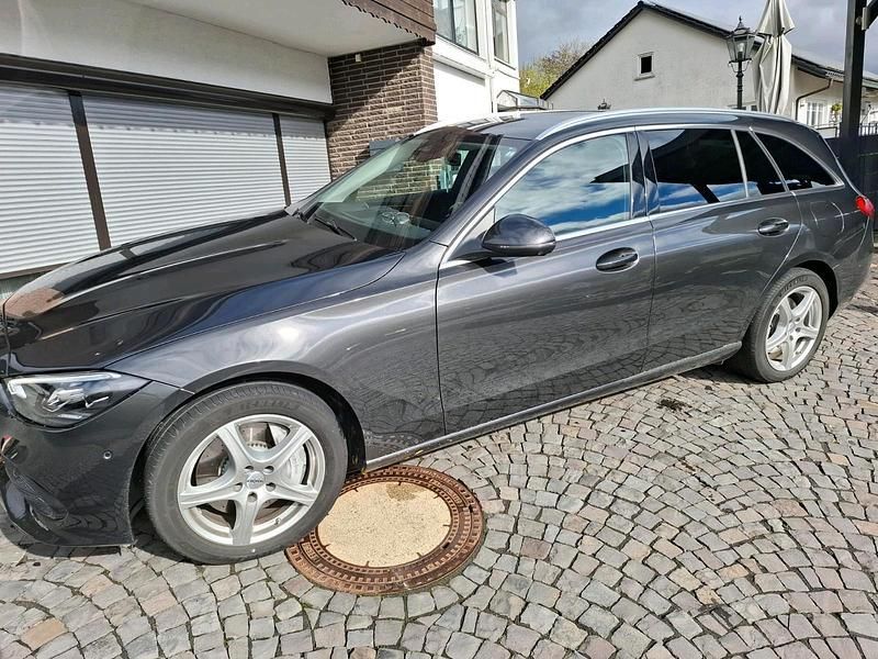 Grau Gebraucht 2023 Mercedes C300e Kombi | 34.500 € - Bild 1/4