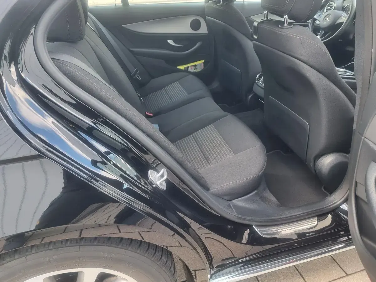 Second-hand Mercedes E250 211 CP (155 kW) 2017 Negru Berlinǎ