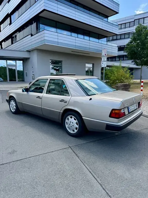 Gebraucht Mercedes E260 160 PS (117 kW) 1990 Silber Limousine