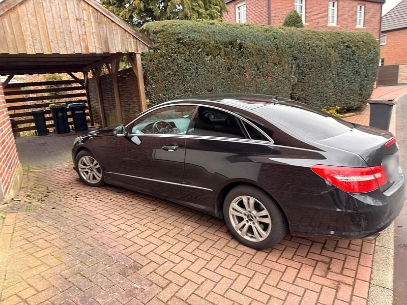 Gebraucht Mercedes E200 AMG 184 PS (135 kW) 2012 Schwarz Coupé