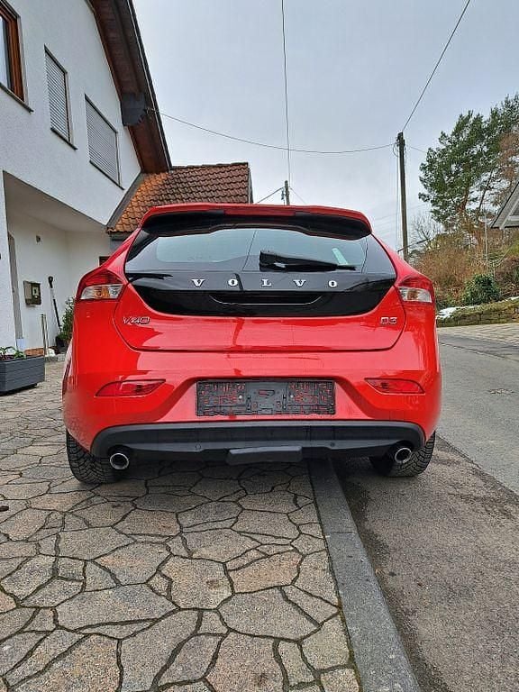 Gebraucht Volvo V40 Momentum 150 PS (110 kW) 2019 Rot Limousine
