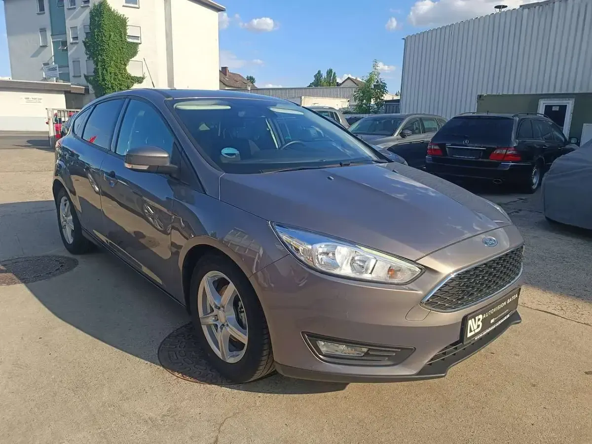 Gebraucht Ford Focus Ambiente 101 PS (74 kW) 2015 Grau Limousine