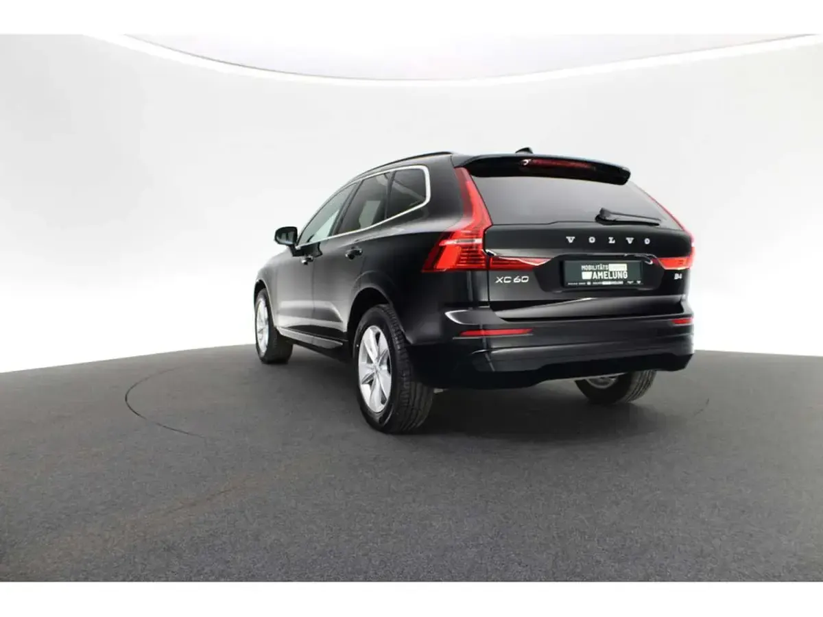 Gebraucht Volvo XC60 Core 197 PS (144 kW) 2023 Schwarz SUV