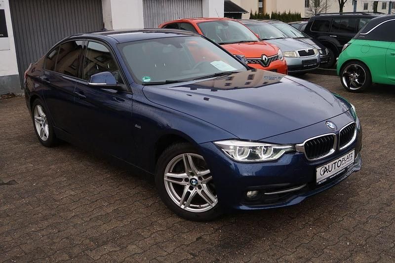 Gebraucht BMW 330 Sport Line 252 PS (185 kW) 2015 Blau Limousine