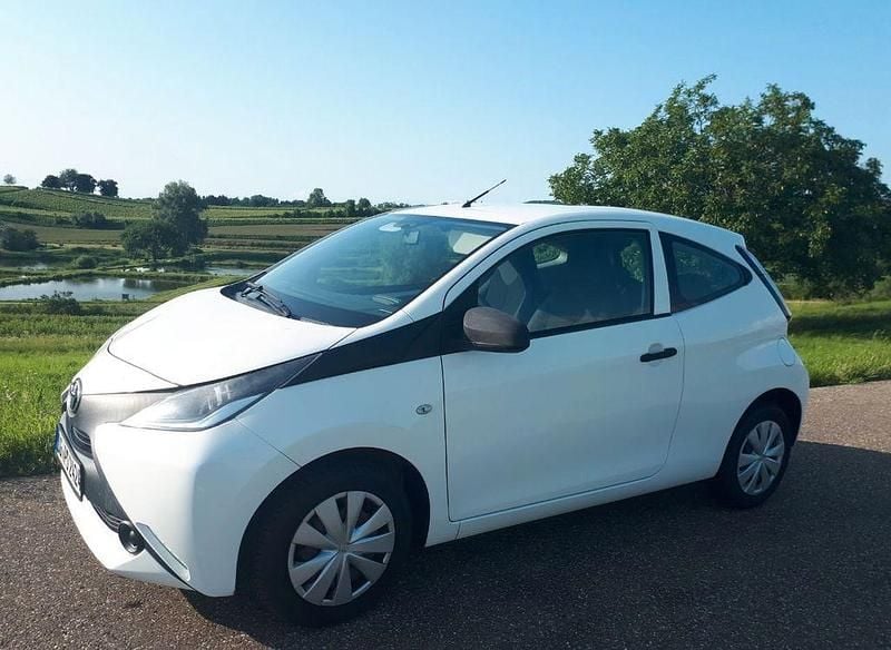 Gebraucht Toyota Aygo 69 PS (50 kW) 2017 Weiß Kleinwagen