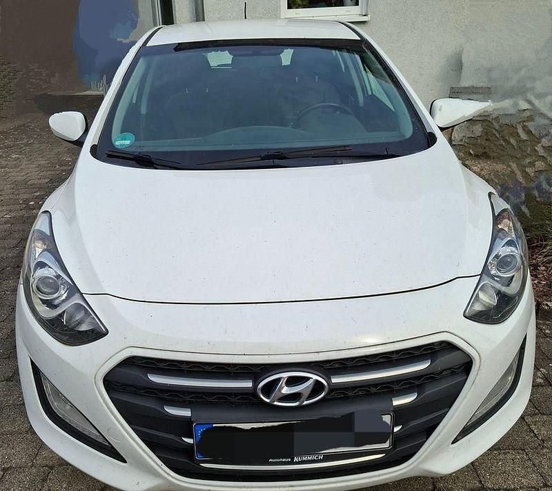 Weiß Gebraucht 2015 Hyundai i30 YES! Silver Limousine | 7.500 € (Fairer Preis) - Bild 1/4