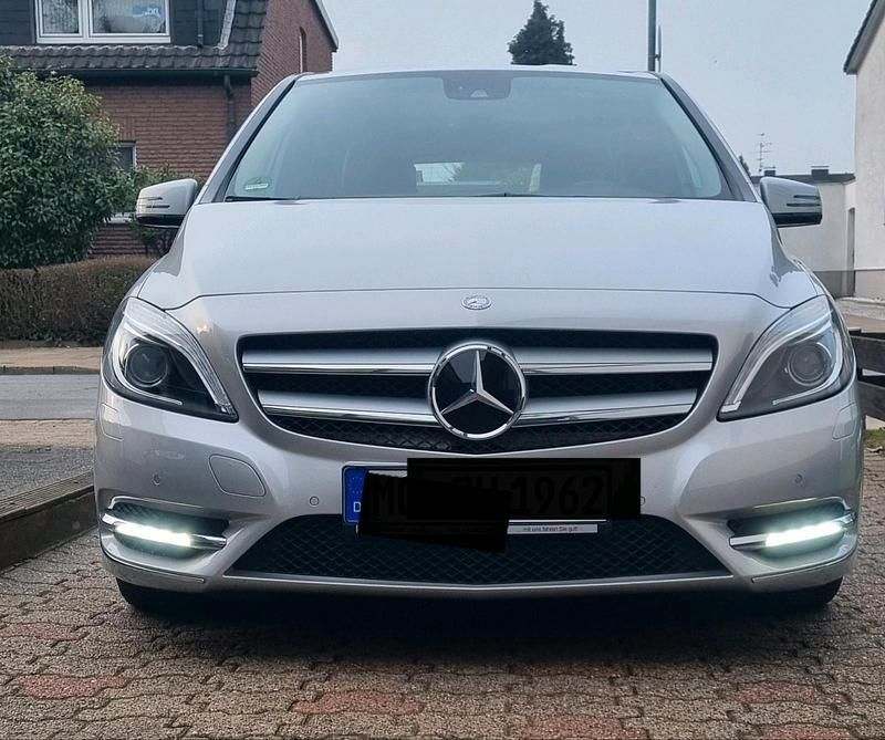 Gebraucht Mercedes B200 156 PS (114 kW) 2013 Silber Van / Kleinbus