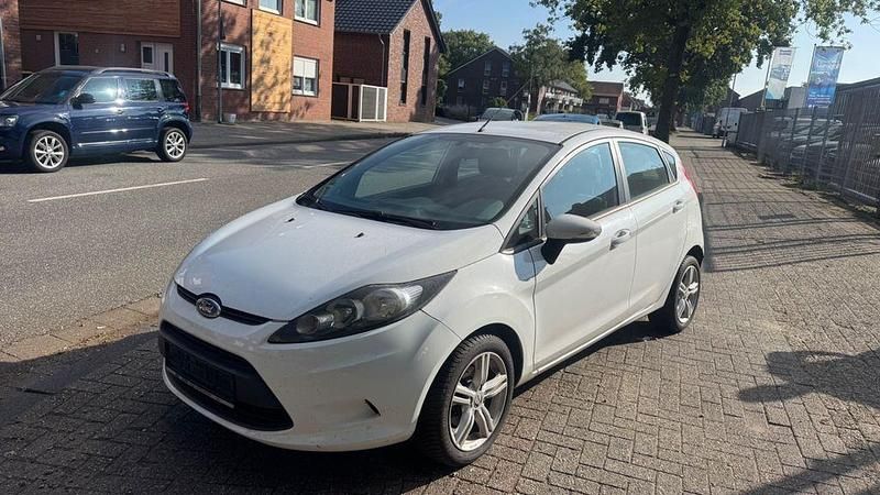 Weiß Gebraucht 2009 Ford Fiesta Trend Limousine | 2.950 € (Fairer Preis) - Bild 1/4