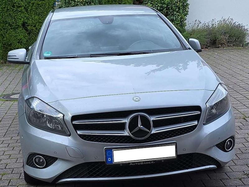Silber Gebraucht 2012 Mercedes A180 Urban Limousine | 9.999 € (Guter Preis) - Bild 1/4