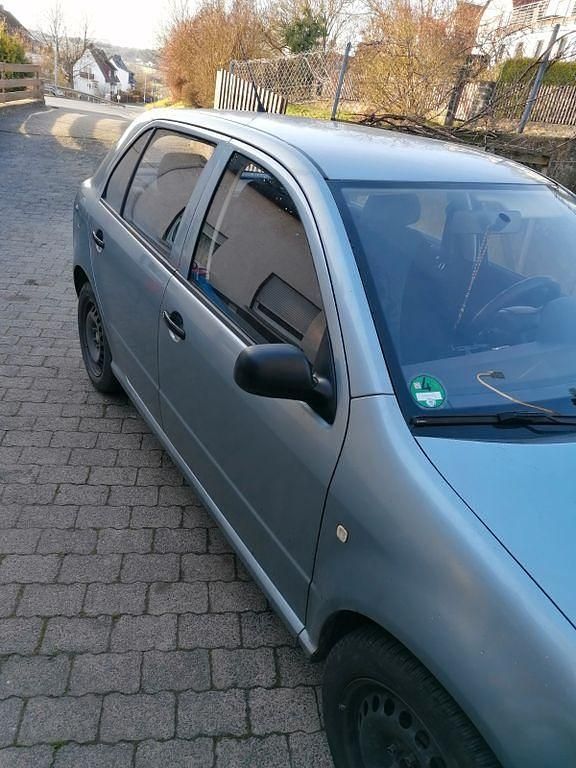 Grau Gebraucht 2004 Skoda Fabia Limousine | 1.000 € (Guter Preis) - Bild 1/4
