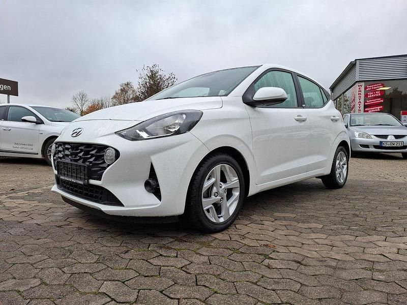 Weiß Gebraucht 2020 Hyundai i10 Trend Kleinwagen | 12.990 € (Fairer Preis) - Bild 1/4