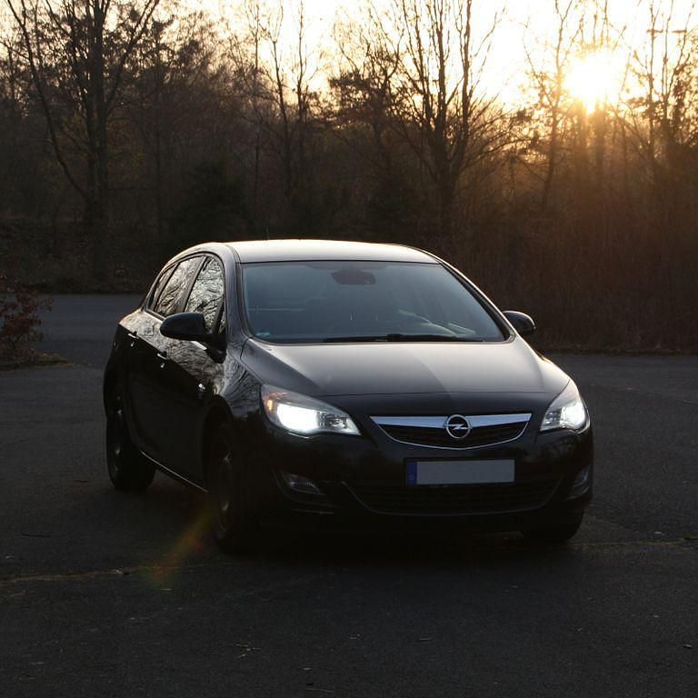 Second-hand Opel Astra Edition 140 CP (102 kW) 2012 Negru Berlinǎ
