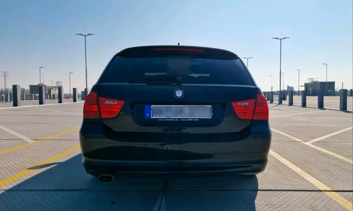Gebraucht BMW 320 184 PS (135 kW) 2011 Schwarz Kombi