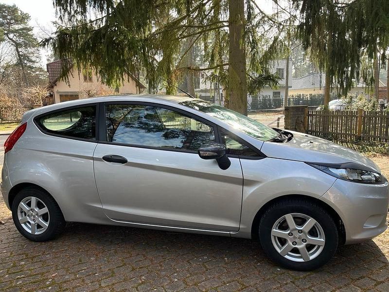 Gebraucht Ford Fiesta Ambiente 82 PS (60 kW) 2009 Grau Kleinwagen
