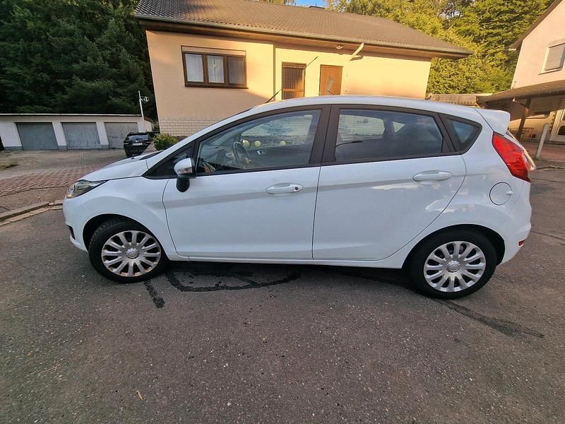 Weiß Gebraucht 2016 Ford Fiesta Kleinwagen | 6.850 € - Bild 1/4