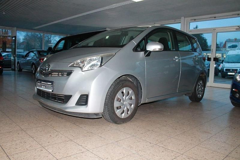 Gebraucht Toyota Verso-S Life 99 PS (72 kW) 2012 Silber Van / Kleinbus