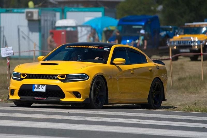 Gelb Gebraucht 2017 Dodge Charger Limousine | 27.700 € - Bild 1/4