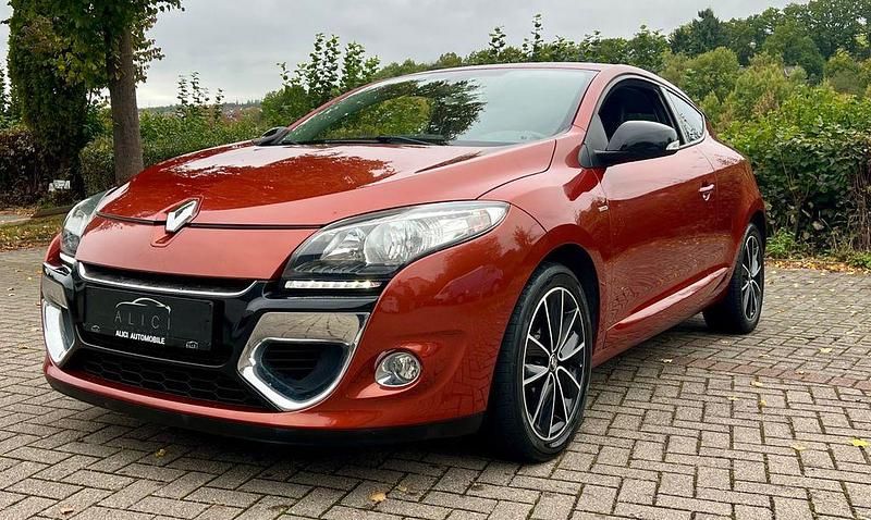 Rot Gebraucht 2013 Renault Mégane III Bose Edition Coupé | 6.190 € (Fairer Preis) - Bild 1/4