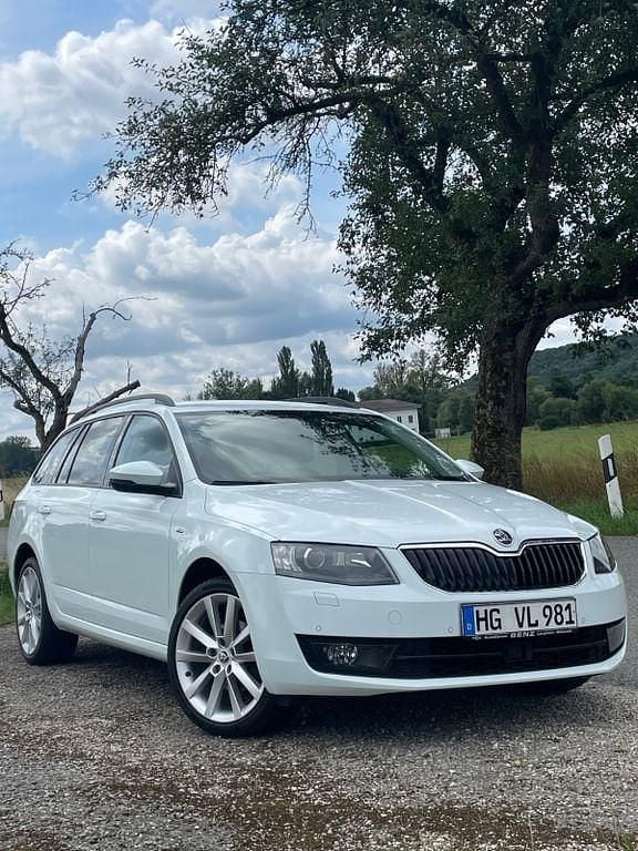 Weiß Gebraucht 2016 Skoda Octavia Joy Kombi | 11.900 € (Fairer Preis) - Bild 1/4