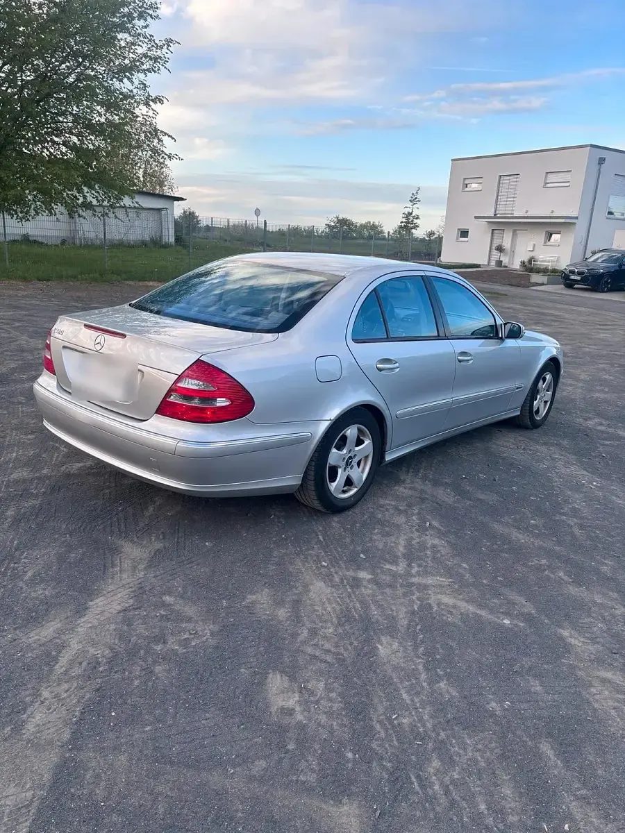 Brugt Mercedes E320 Avantgarde 224 HK (164 kW) 2002 Sølv Sedan