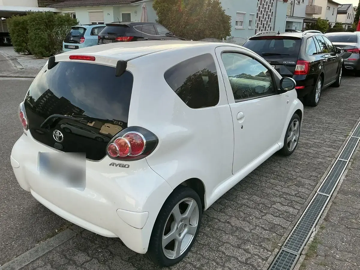 Gebraucht Toyota Aygo Edition 68 PS (50 kW) 2012 Weiß Kleinwagen