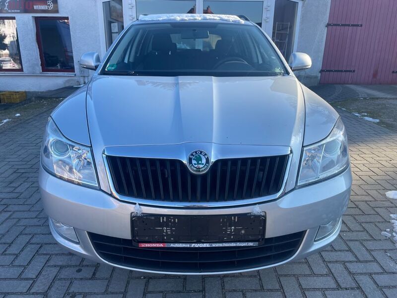 Silber Gebraucht 2011 Skoda Octavia Ambiente Kombi | 6.490 € (Guter Preis) - Bild 1/4