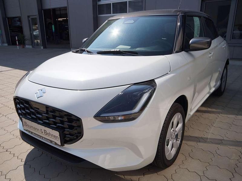 Pure white pearl/dach mineral Gebraucht 2025 Suzuki Swift Comfort Kleinwagen | 18.770 € (Fairer Preis) - Bild 1/4