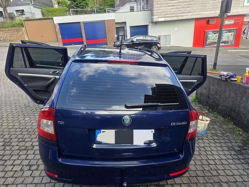 Blau Gebraucht 2012 Skoda Octavia Elegance Kombi | 4.250 € (Superpreis) - Bild 1/4