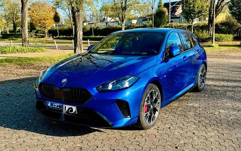 Blau Gebraucht 2024 BMW 120 Kleinwagen | 37.990 € (Etwas zu teuer) - Bild 1/4