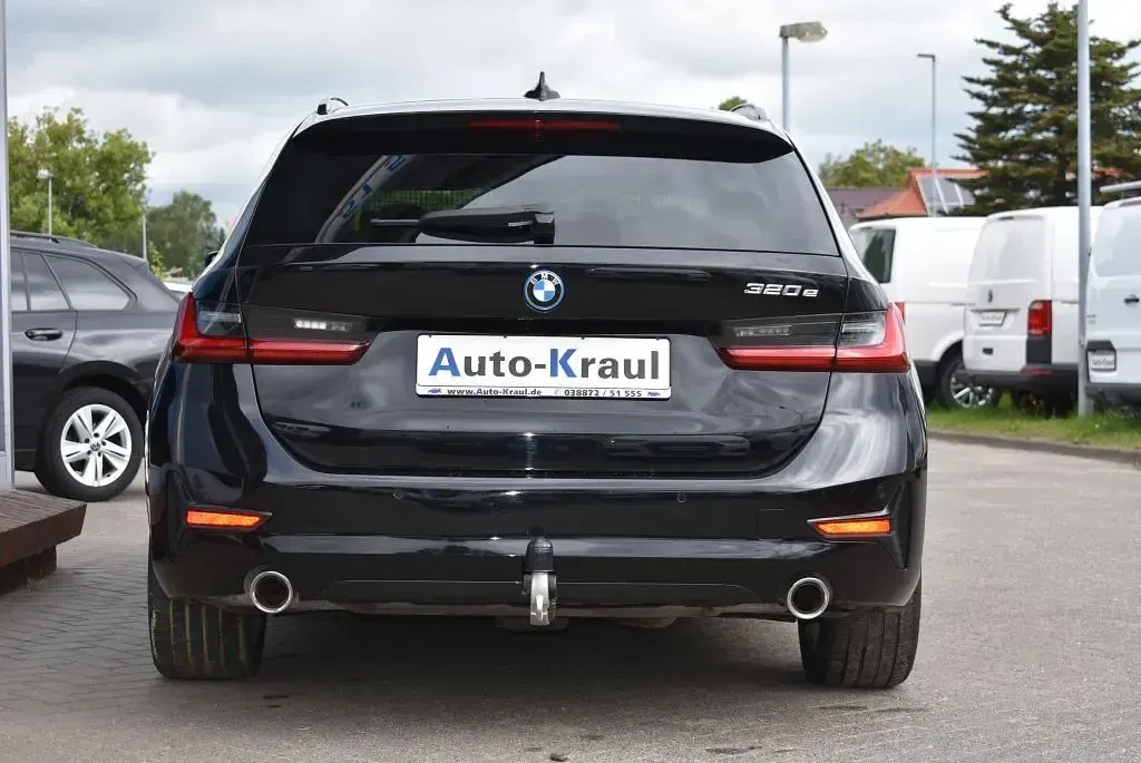 Gebraucht BMW 320e Sport Line 204 PS (150 kW) 2022 Schwarz ii Kombi